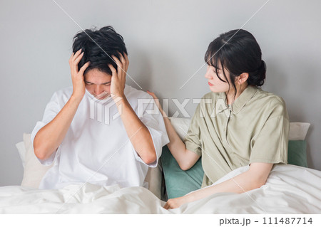 朝寝起き時に悩む男性と女性（若年性認知症・偏頭痛・ショック・体調不良・失敗・疲労） 111487714