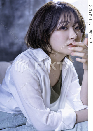 ソファーでくつろぐ若い女性 ソファーでくつろぐ若い女性 111487810