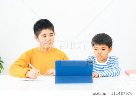 タブレットでオンライン授業を受ける小学生の兄弟 タブレットでオンライン授業を受ける小学生の兄弟 111487976