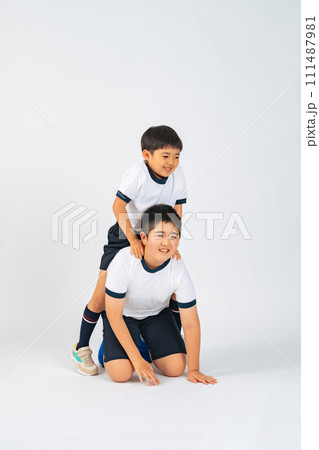 二人で遊ぶ体操服を着た男の子たち 111487981