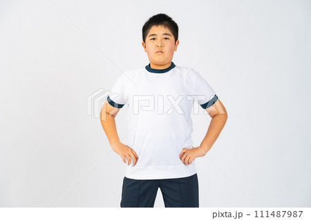 体操服を着た男の子 111487987