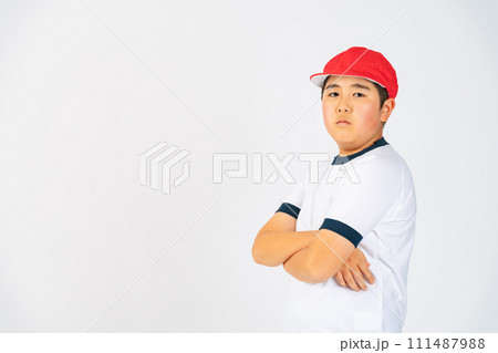 体操服を着た男の子 111487988
