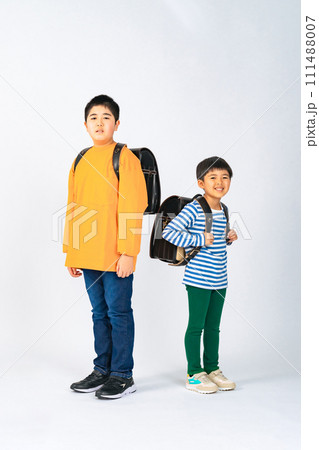 ランドセルを背負って並ぶ小学生の兄弟 ランドセルを背負って並ぶ小学生の兄弟 111488007
