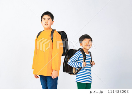 ランドセルを背負って並ぶ小学生の兄弟 111488008
