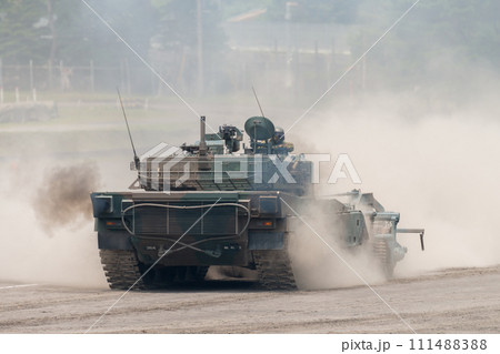 後退する92式地雷原処理ローラ付90式戦車 後退する92式地雷原処理ローラ付90式戦車 111488388