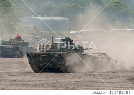 後退する92式地雷原処理ローラ付90式戦車 111488392