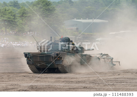 後退する92式地雷原処理ローラ付90式戦車 111488393