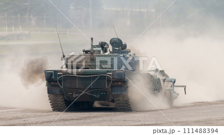 後退する92式地雷原処理ローラ付90式戦車 111488394