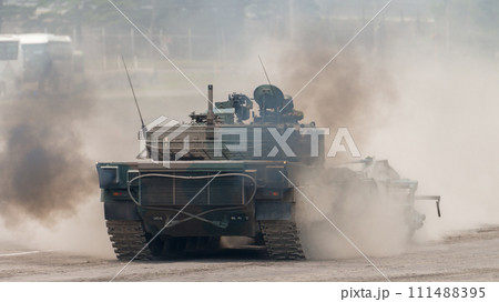 後退する92式地雷原処理ローラ付90式戦車 111488395