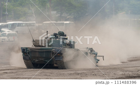 後退する92式地雷原処理ローラ付90式戦車 後退する92式地雷原処理ローラ付90式戦車 111488396