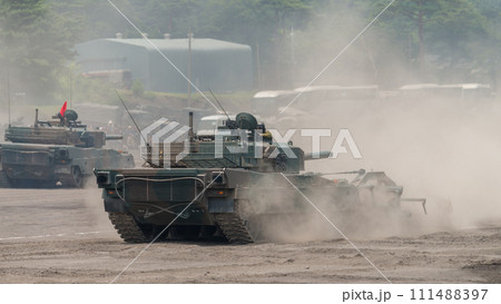 後退する92式地雷原処理ローラ付90式戦車 後退する92式地雷原処理ローラ付90式戦車 111488397
