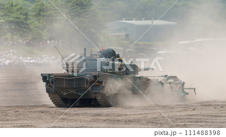 後退する92式地雷原処理ローラ付90式戦車 111488398