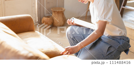 不用品の査定をする男性 111488416