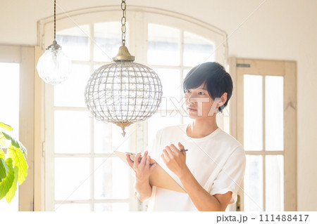 不用品の査定をする男性 111488417