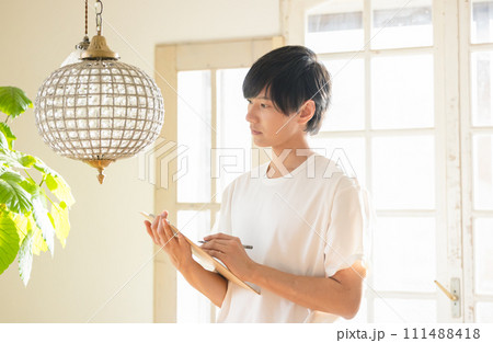 不用品の査定をする男性 111488418