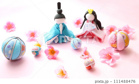 お内裏様とお雛様 ひな祭りイメージ お内裏様とお雛様 ひな祭りイメージ 111488476
