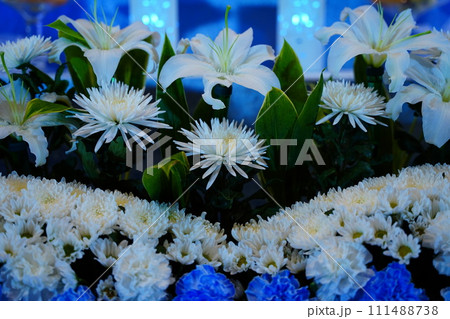 カサブランカが入ったお洒落な花祭壇 カサブランカが入ったお洒落な花祭壇 111488738