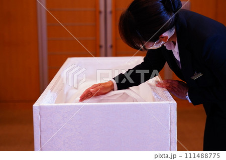 お別れの準備をするセレモニーレディー 111488775