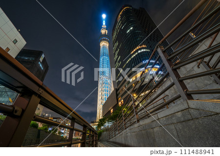 「東京都」おしなり公園船着き場からライトアップした東京スカイツリーを望む 111488941