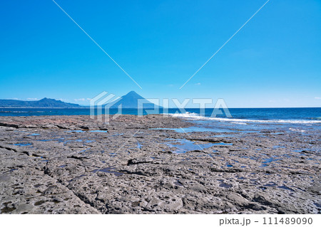 【番所鼻自然公園より開聞岳】 鹿児島県南九州市頴娃町別府 【番所鼻自然公園より開聞岳】 鹿児島県南九州市頴娃町別府 111489090