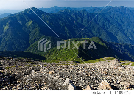 南アルプス・聖岳山頂から見る上河内岳・茶臼岳と光岳への山並み 111489279