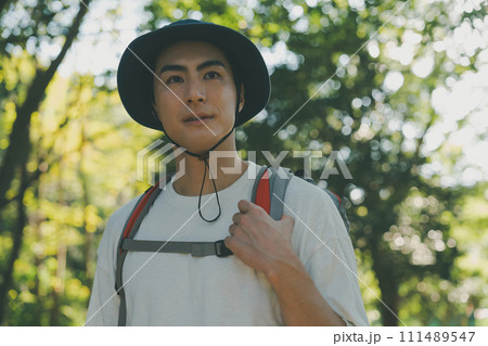 登山をする男性 111489547