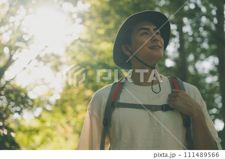 登山をする男性 登山をする男性 111489566
