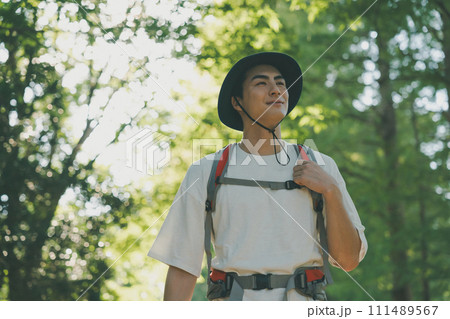 登山をする男性 登山をする男性 111489567