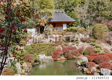 京都市北区にある等持院の庭園に建つ茶室・清漣亭 111489722