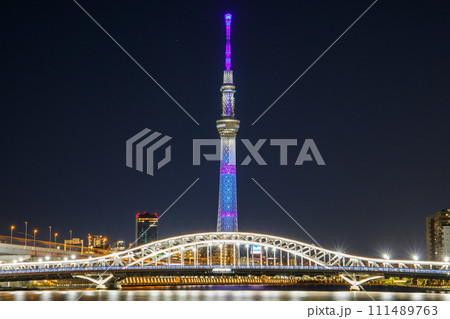 「東京都」ライトアップした東京スカイツリーと白髭橋・夜景 111489763