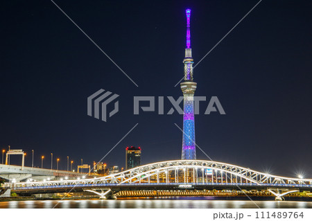 「東京都」ライトアップした東京スカイツリーと白髭橋・夜景 111489764