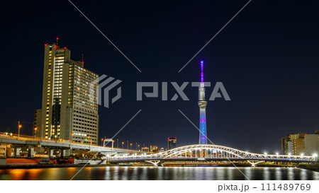 「東京都」ライトアップした東京スカイツリーと白髭橋・夜景 111489769