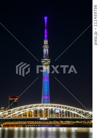 「東京都」ライトアップした東京スカイツリーと白髭橋・夜景 「東京都」ライトアップした東京スカイツリーと白髭橋・夜景 111489786
