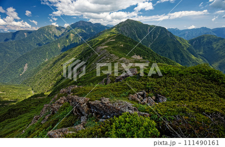 南アルプス・茶臼岳から見る上河内岳と聖岳 111490161