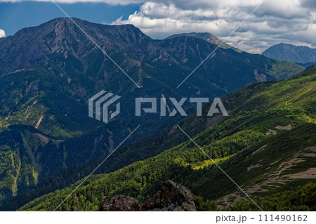 夏の南アルプス・茶臼岳から見る聖岳と赤石岳・悪沢岳 111490162