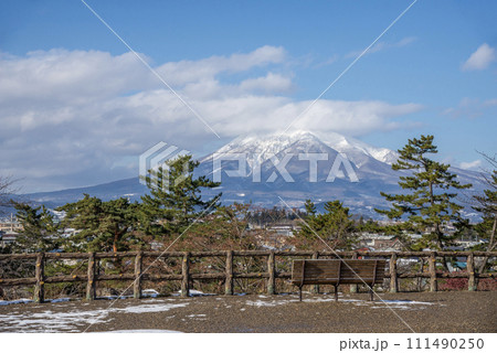 弘前城 本丸からの岩木山 冬 青森県弘前市 弘前城 本丸からの岩木山 冬 青森県弘前市 111490250