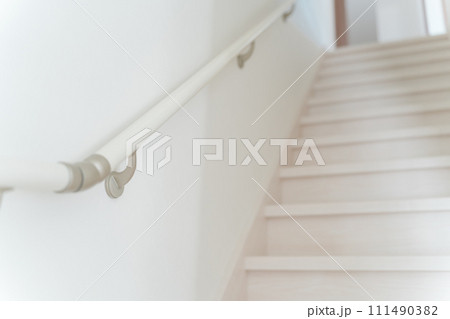 手すりのある階段（住宅用設備・バリアフリー） 111490382