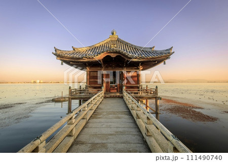 大津市、夕暮れ時の満月寺浮御堂 111490740