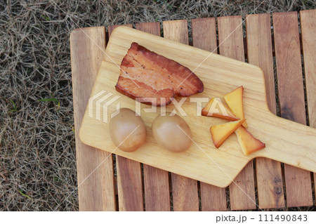 カッティングボードの上の燻製 カッティングボードの上の燻製 111490843