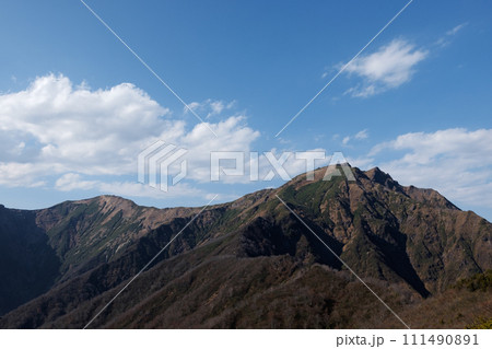 青空を背景にした谷川岳山頂 111490891