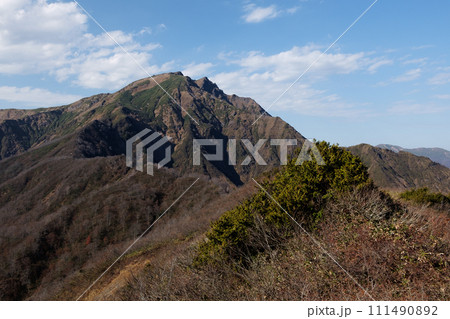 青空を背景にした谷川岳の尾根 青空を背景にした谷川岳の尾根 111490892