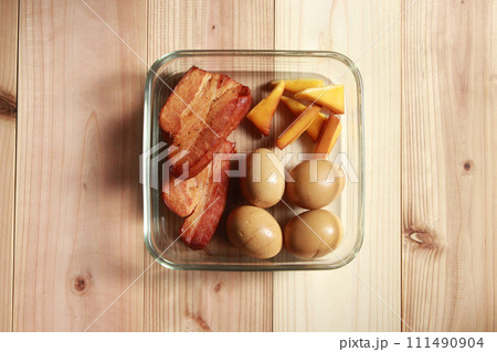 ガラス容器の中の燻製 111490904