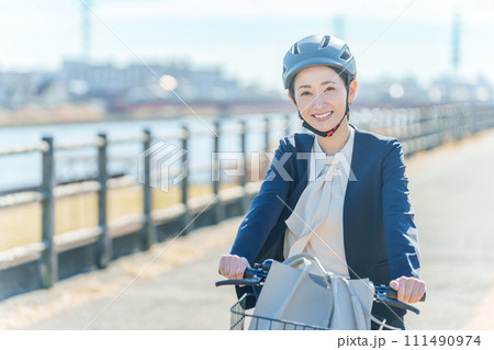 ヘルメットを被る自転車通勤のビジネスウーマン ヘルメットを被る自転車通勤のビジネスウーマン 111490974