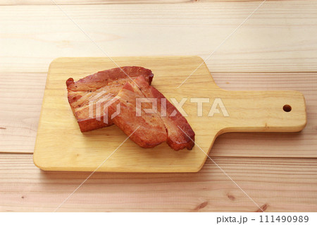 カッティングボードの上の燻製ベーコン カッティングボードの上の燻製ベーコン 111490989