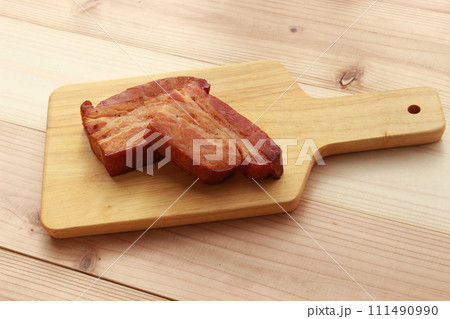 カッティングボードの上の燻製ベーコン カッティングボードの上の燻製ベーコン 111490990