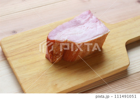 カッティングボードの上のベーコン カッティングボードの上のベーコン 111491051