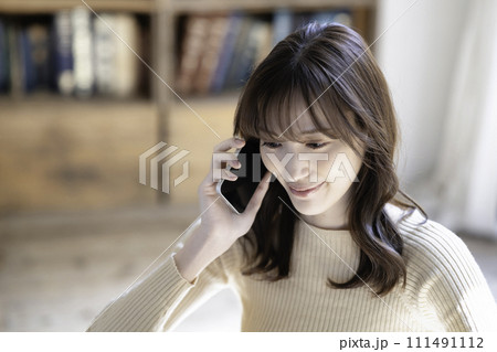 スマホで電話する女性 スマホで電話する女性 111491112