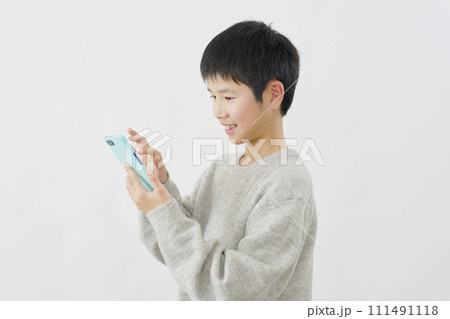 スマートフォンを使う男の子 白背景 スマートフォンを使う男の子 白背景 111491118