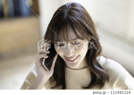 スマホで電話する女性 111491124