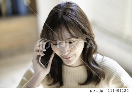 スマホで電話する女性 スマホで電話する女性 111491126